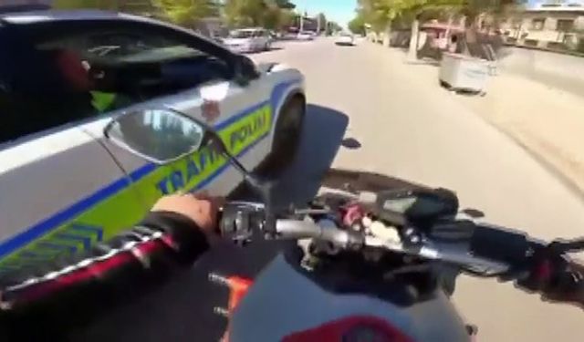Gaziantep’te trafik kurallarını ihlal eden motosikletliyi polisler çarparak durdurdu