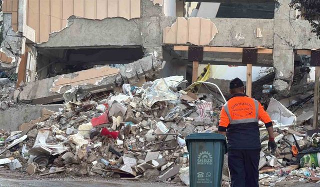 Gebze’de 4 kişiye mezar olan binada çalışmalar sabahın ilk ışıklarıyla başladı