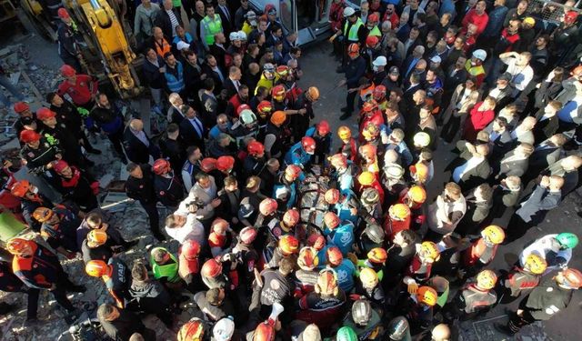 Gebze’de çöken binanın enkazından 1 kişi sağ çıkarıldı