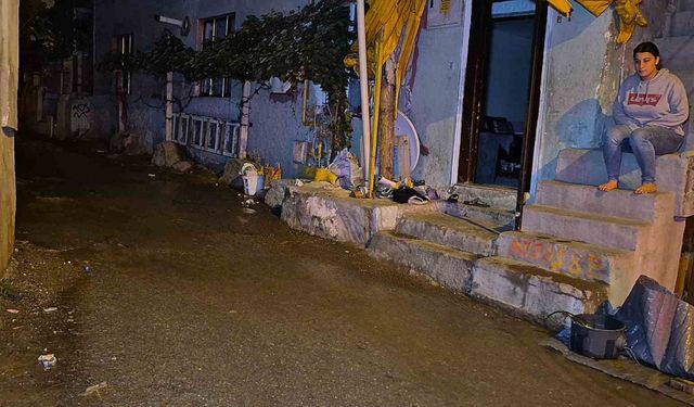 Gece yarısı patlayan su borusu paniğe neden oldu