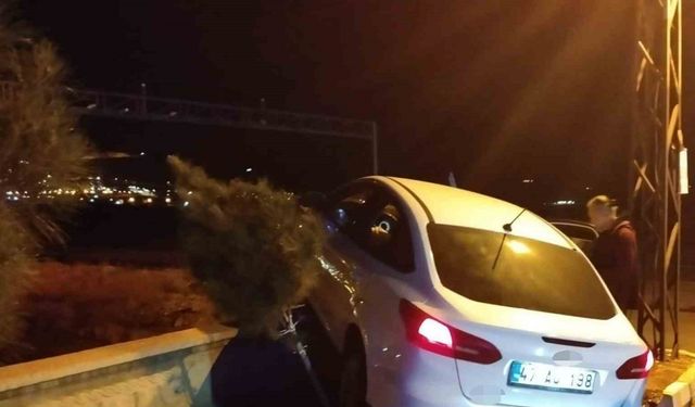 Gercüş’te otomobil istinat duvarına çarptı