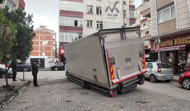 Güngören’de yol çöktü, kamyonet çukura düştü