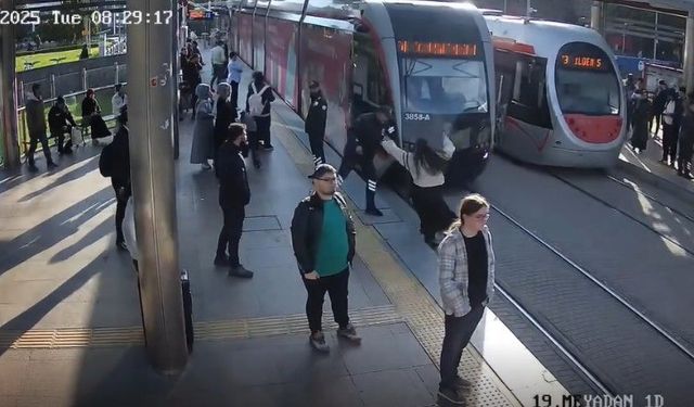 Güvenlik görevlisi genç kızı tramvayın altında kalmaktan son anda kurtardı: O anlar kameraya yansıdı