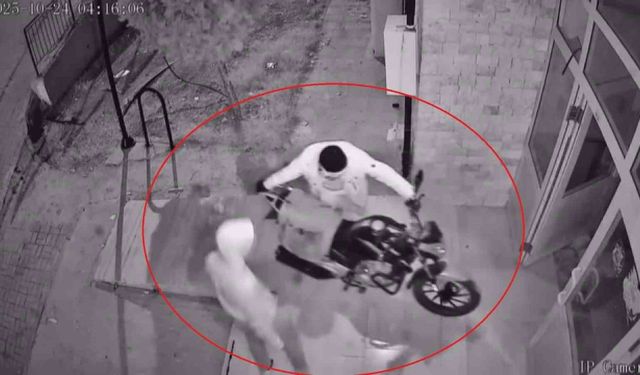 Güvenlik kamerasına yakalanan hırsızlar, çaldıkları motosiklete kendi malları gibi binip gittiler