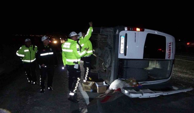 Hafif ticari araçla çarpışan tur midibüsü devrildi: 13’ü öğrenci 14 kişi yaralandı