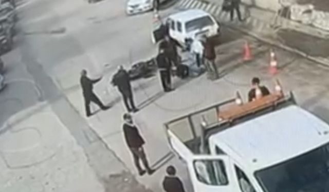 Hatalı sollama yapan motosiklete otomobil çarptı