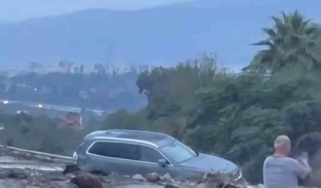 Hatay’da heyelanın kapattığı otoyolda ulaşım durdu