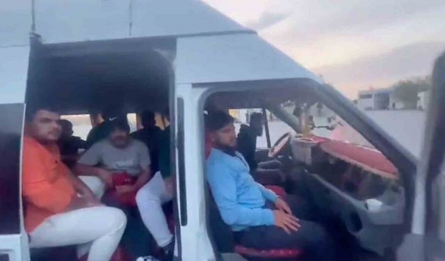 Hatay’da minibüs dolusu göçmen yakalandı