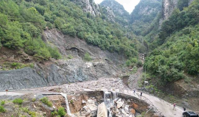 Hatay’da şiddetli yağış hayatı felç etti: Yaylalarda yol çöktü, evler zarar gördü