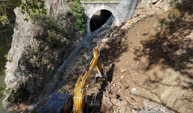 Heyelan demir yolunu kapattı, tren seferleri durduruldu