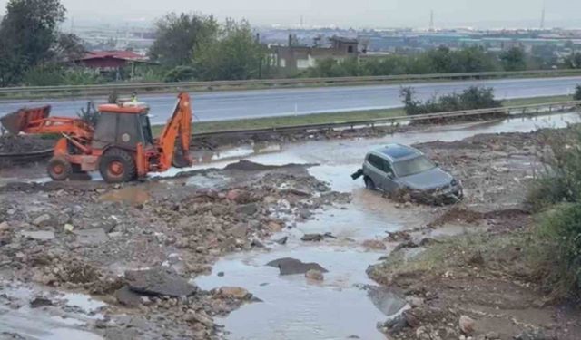 Heyelanın kapattığı otoyolda araçlar mahsur kaldı