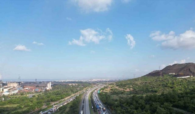 Heyelanın kapattığı yolda kilometrelerce araç kuyruğu oluştu