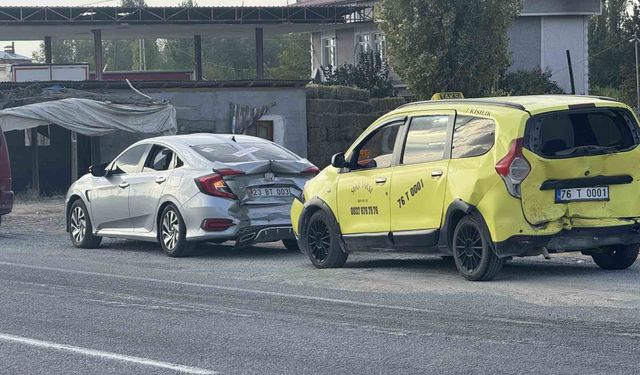 Iğdır’da 3 araç birbirine girdi