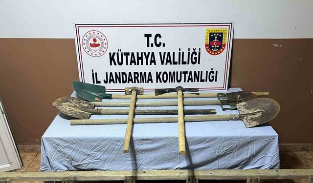 İş makinesiyle define arayan şahısları jandarma yakaladı