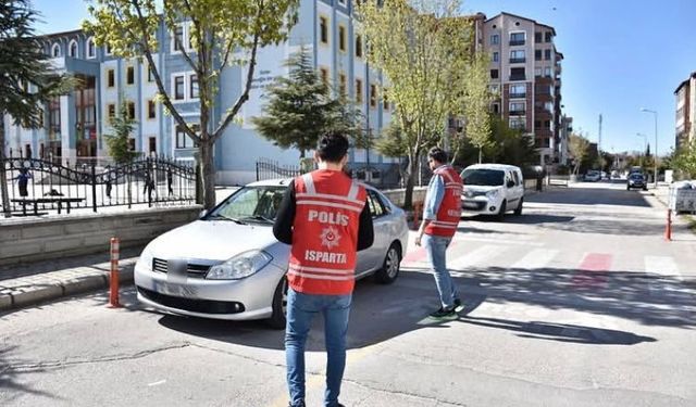 Isparta’da okul önleri ve kalabalık alanlarda denetim
