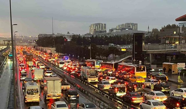 İstanbul’da yağışla birlikte trafik yoğunluğu yüzde 81’e ulaştı
