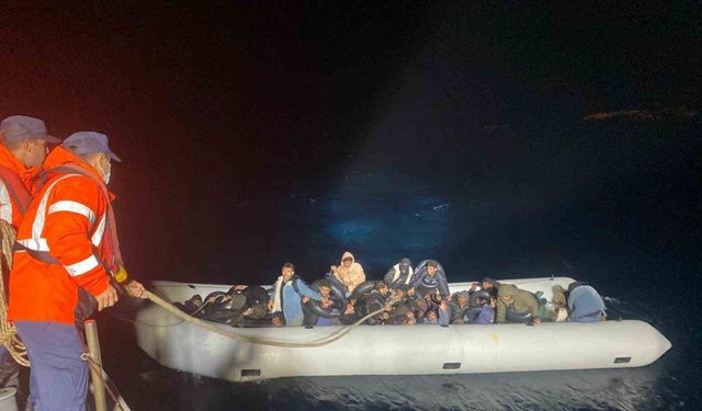 İzmir açıklarında 2 lastik bot durduruldu, 86 göçmen yakalandı