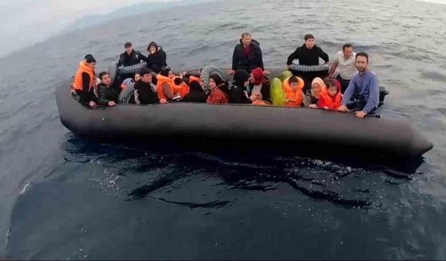 İzmir açıklarında 52 düzensiz göçmen yakalandı