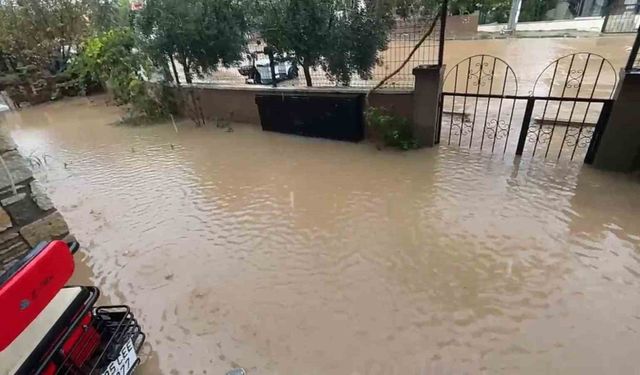 İzmir’de sağanak yağış yolları göle çevirdi