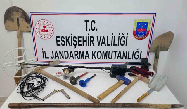 Jandarma tarafından, kaçak kazı yaparken yakalanan 3 şüpheli tutuklandı