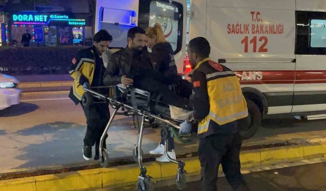 Kafe içinde bıçaklanan şahıs sedye üzerine telefonu elinden bırakmadı