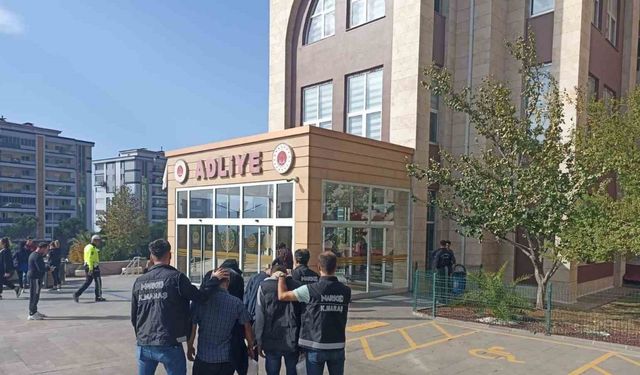 Kahramanmaraş’ta aranan 2 hükümlü yakalanıp cezaevine gönderildi