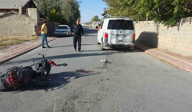 Kamyonet ile motosiklet çarpıştı: Anne ve iki çocuğu ağır yaralı