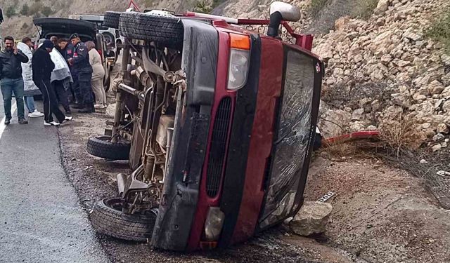 Kamyonet su tahliye kanalına devrildi: 5 yaralı