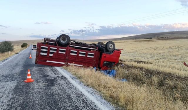 Kamyonetin devrildiği kazada 3 kişi yaralandı