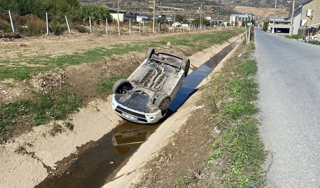 Kanala uçup ters dönen araçtan burunları bile kanamadan çıktılar
