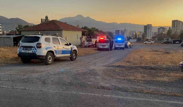 Kar maskeli saldırganlar baba ve oğlunu vurdu: 2 yaralı