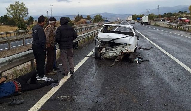 Karabük’te panelvanın çarptığı otomobildeki 2 kişi yaralandı