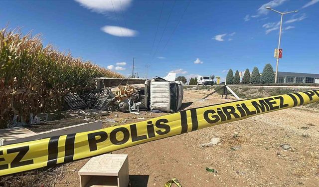 Karaman’da kamyonet yol kenarına devrildi: 2 yaralı