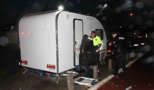 Karavanda kalan yaşlı adamdan haber alınamıyor