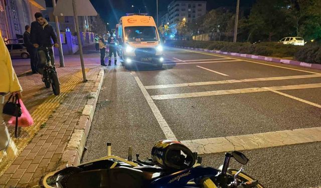 Karşıdan karşıya geçmeye çalışan yayaya motosiklet çarptı: 2 yaralı