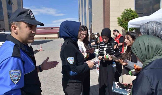 Kars’ta polis üniversite öğrencilerini bilgilendirdi