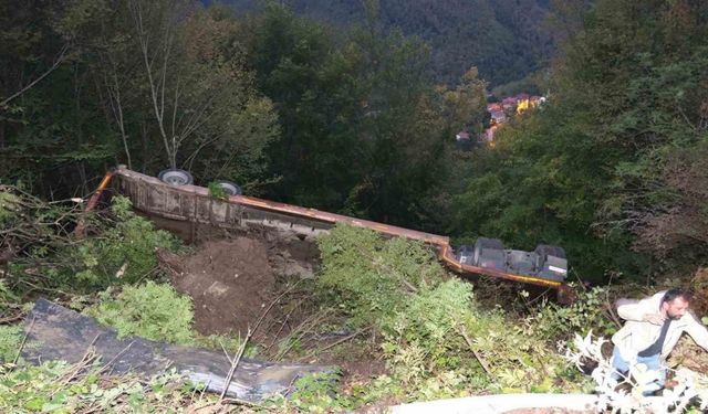 Kastamonu’da iş makinesi yüklü tır şarampole devrildi: 1 yaralı