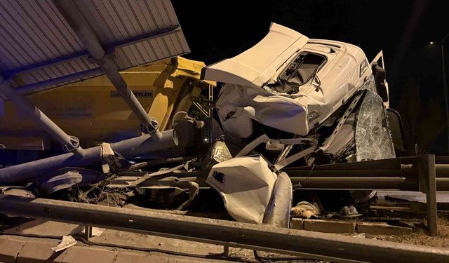 Kayseri’de tır bariyerlere girdi: 1 yaralı