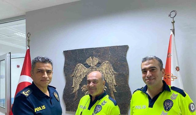 Kaza sonrası yolu süpüren trafik polislerine Emniyet Müdürü’nden teşekkür