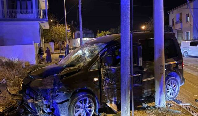 Kaza yaparak savrulan motosiklet yayalara çarptı: 5 yaralı