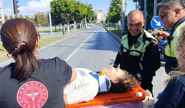 Kaza yapıp yaralanan genç kızdan, başından biran olsun ayrılmayan trafik polisine kahvaltı sözü