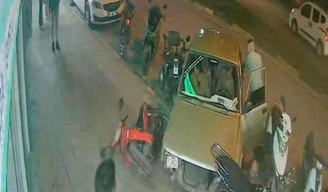 Kaza yaptıkları aracı bırakıp kaçtılar: Kaza anı güvenlik kamerasında