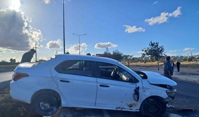 Kilis’te otomobil refüje çarptı: 2 ağır yaralı