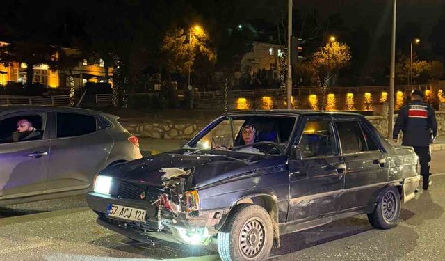 Kırmızı ışıkta bekleyen motosikletli canından oluyordu