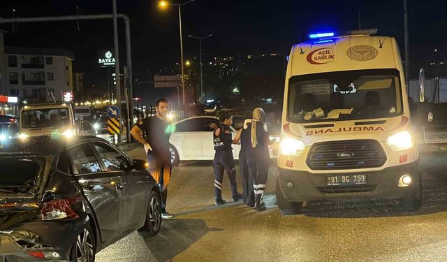 Kırmızı ışıkta duran otomobile kamyon çarptı: 2 yaralı