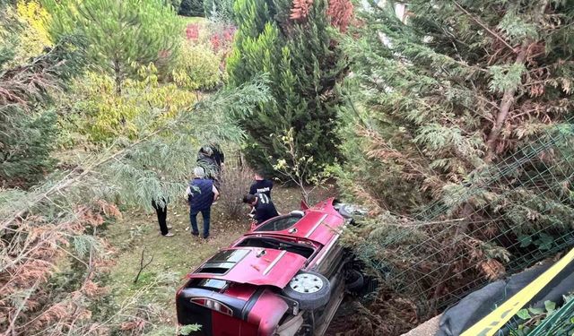 Kontrolden çıkan araç bir evin bahçesine uçtu, 2 kişi yaralandı