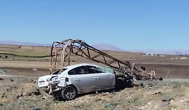 Kontrolden çıkan otomobil elektrik direğini devirdi: 1 yaralı