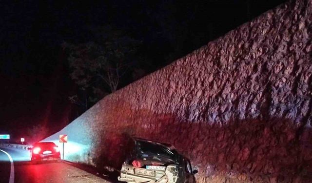 Kontrolden çıkan otomobil istinat duvarına çarptı, sürücü yaralandı