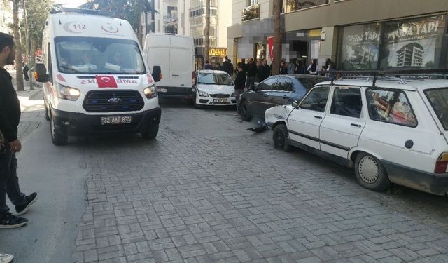 Kontrolden çıkan ticari araç park halindeki 4 araca çarptı: 1 yaralı