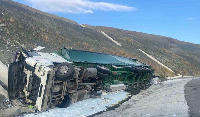 Kontrolden çıkan tır devrildi: 1 yaralı